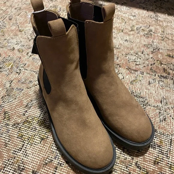 NWT American Eagle Chelsea Boots - Picture 2 of 4